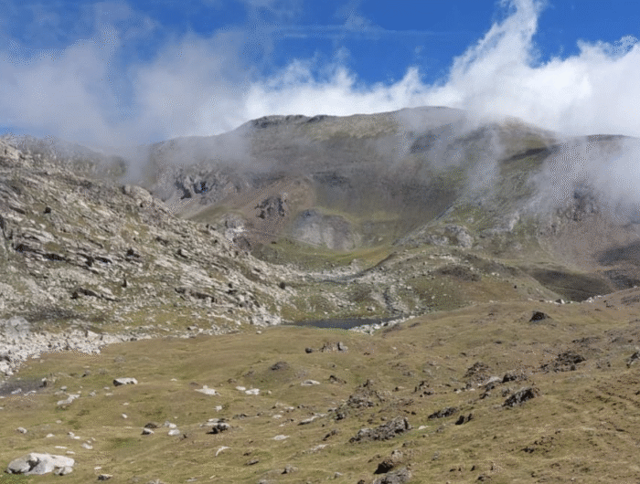 Les Picardes vistes des de l'aproximació a l'estany Xic de la Mainera